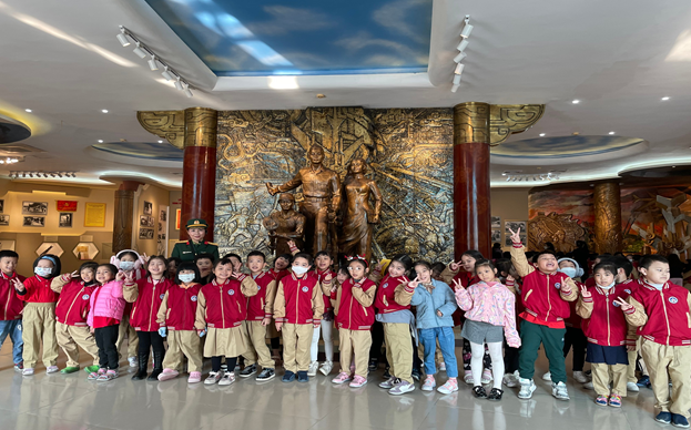 Cùng các bạn nhỏ khối 1 tham quan Bảo tàng Chiến thắng B52