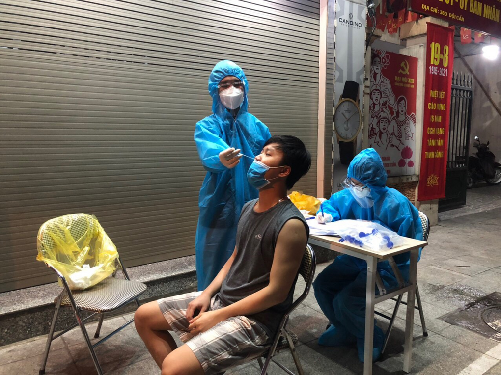 Ban Giám hiệu, giáo viên, nhân viên trường Tiểu học Đại Yên  tích cực hỗ trợ tuyến đầu chống dịch