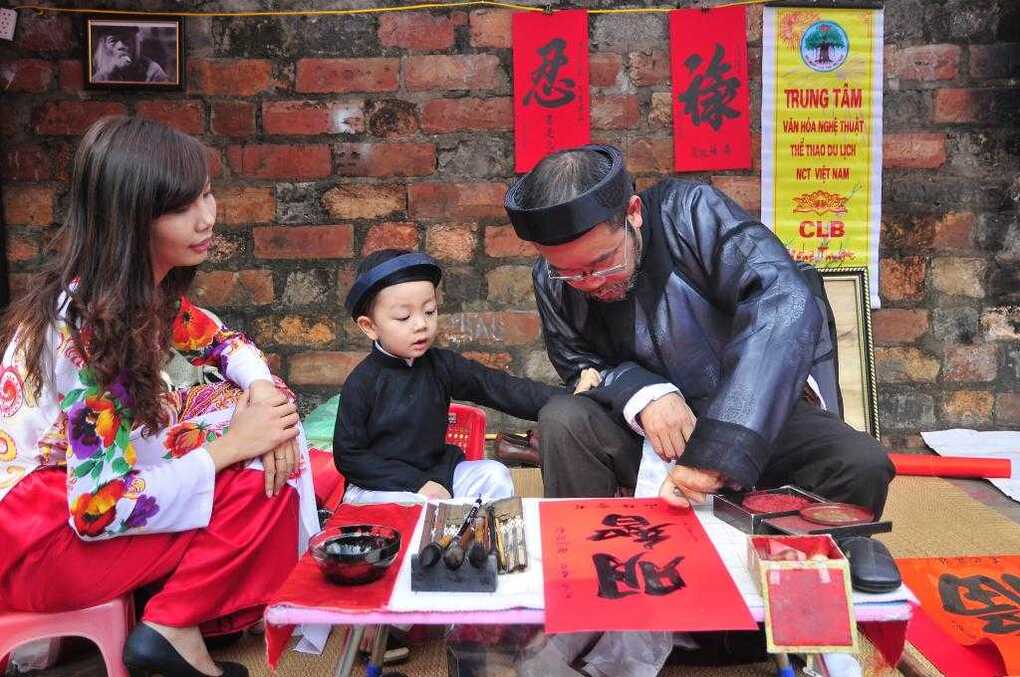 Khai bút đầu xuân: Cách hay dạy trẻ trong ngày Tết cổ truyền