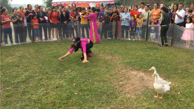 Bịt mắt bắt vịt - Trò chơi dân gian độc đáo ngày Tết cổ truyền