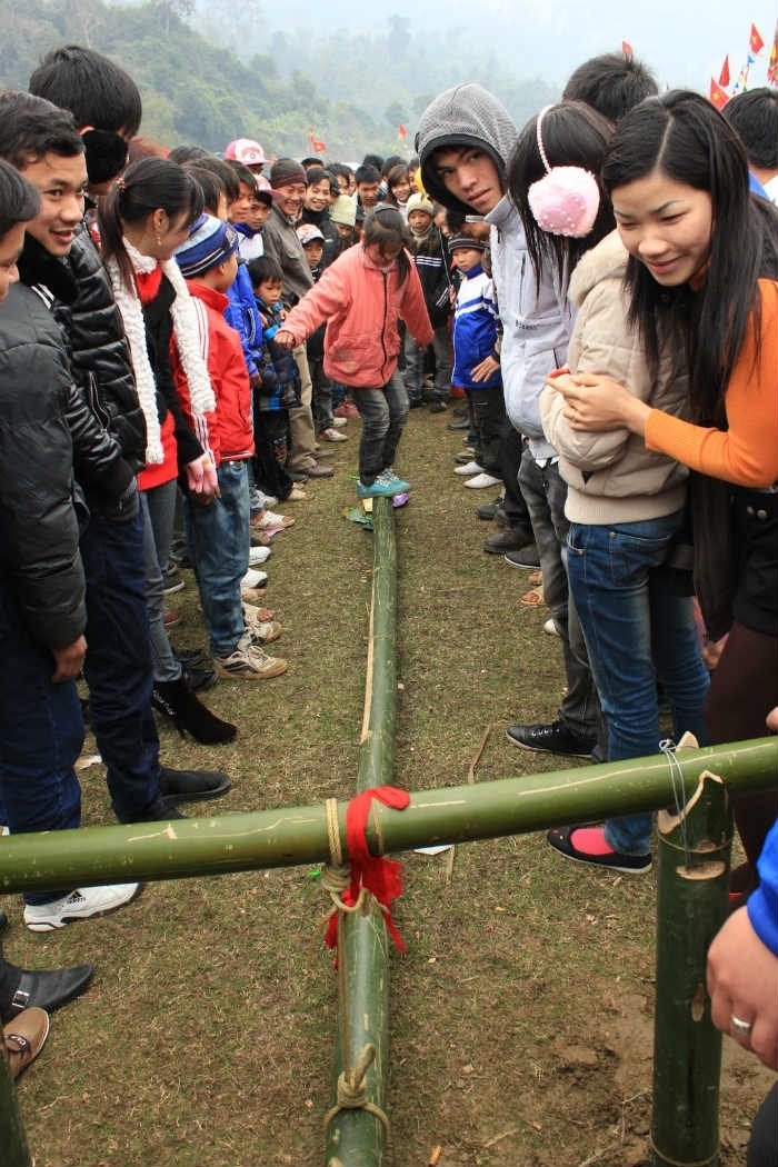 Đi cầu kiều - Trò chơi dân gian độc đáo ngày Tết cổ truyền