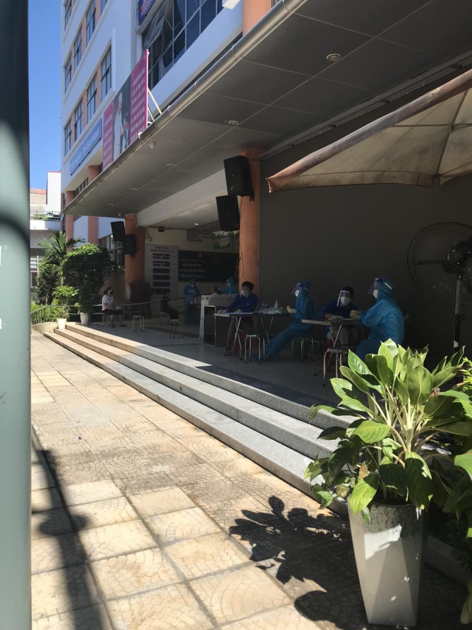 Trường Tiểu học Đại Yên tích cực hỗ trợ   công tác xét nghiệm nhanh Covid -19 của Phường Đội Cấn