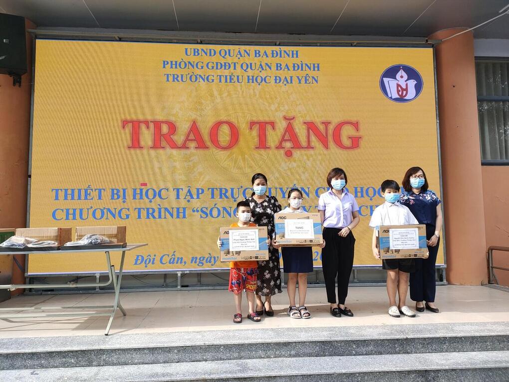 Chương trình “Sóng và máy tính cho em ”- trao yêu thương cho học sinh khó khăn