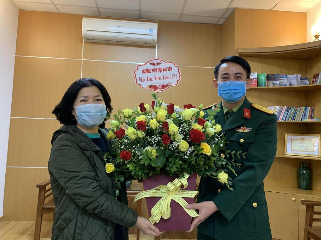 Thắm tình quân dân - Trường Tiểu học Đại Yên tổ chức thăm hỏi các đơn vị kết nghĩa nhân ngày 22/12