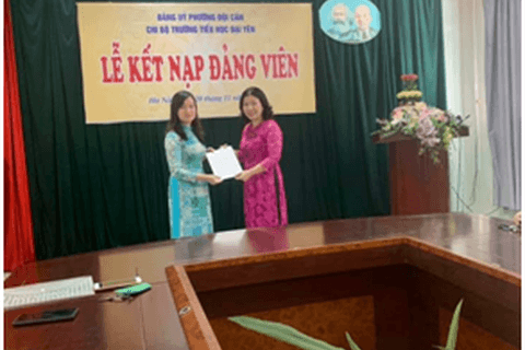 Niềm vui nhân đôi trong ngày kỉ niệm 38 năm ngày Nhà giáo Việt Nam  Trường Tiểu học Đại Yên kết nạp đảng viên mới