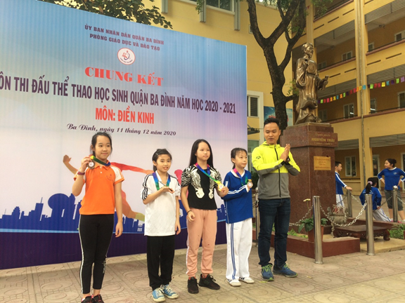 “Cô bé Vàng trên đường chạy 50m ”   Ngày hội thể thao học sinh Quận Ba Đình -Năm học 2020- 2021