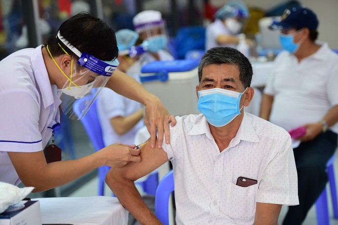 Lưu ý tiêm vaccine Covid-19 ở người cao tuổi