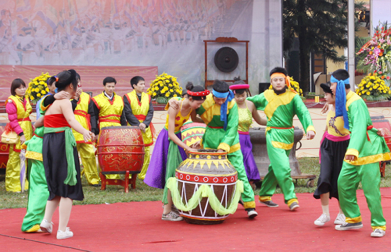 Chơi bắt chạch trong chum