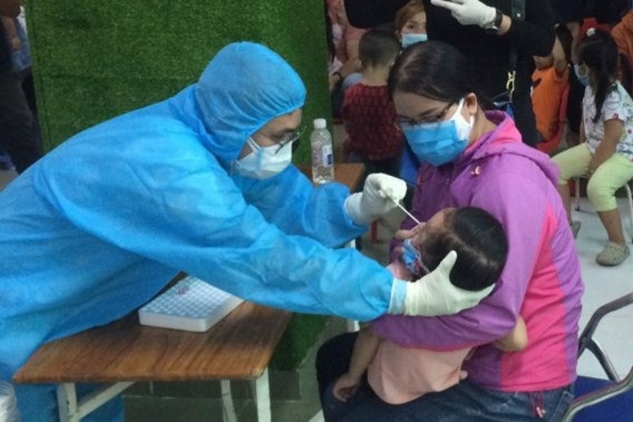 Cách nhận biết, theo dõi và điều trị cho trẻ mắc COVID-19