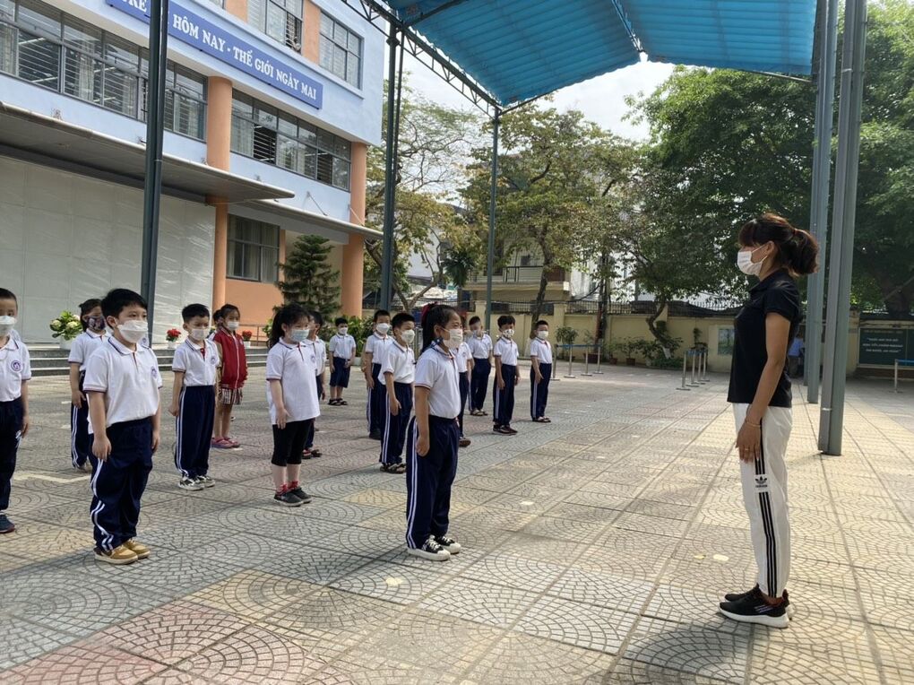 Một số hình ảnh tiết Thể dục của các bạn học sinh lớp 1