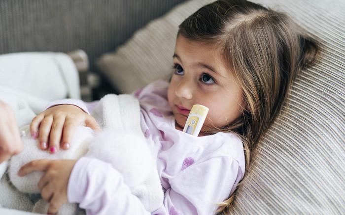 Dùng thuốc và chăm sóc trẻ F0 tại nhà - những điều phụ huynh cần biết