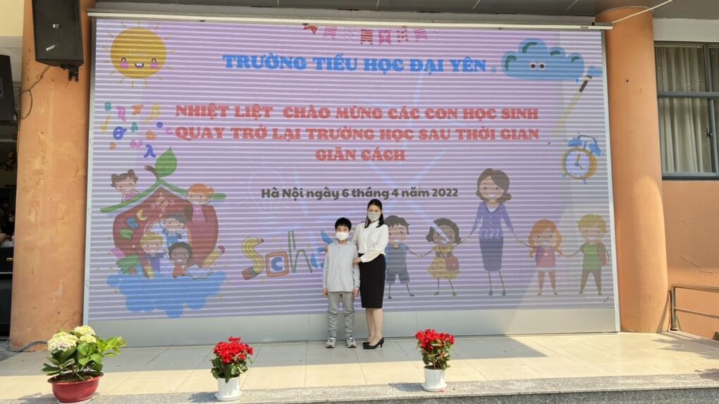 Một số hình ảnh học sinh phấn khởi đến trường sau thời gian dài học trực tuyến