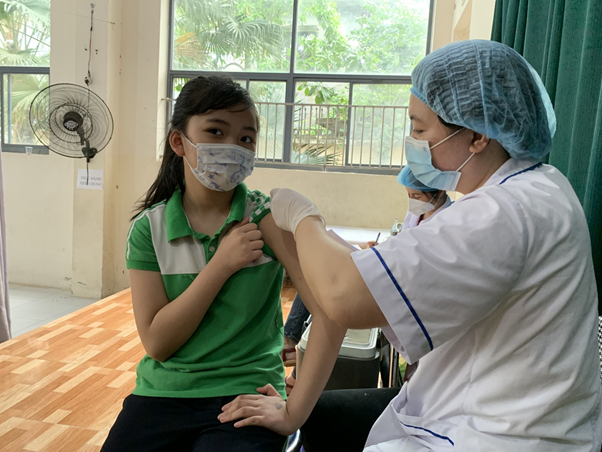 Tiêm vacxin mũi 2 phòng ngừa Covid-19 cho học sinh trường Tiểu học Đại Yên
