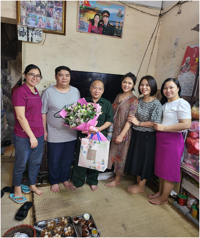 Thăm hỏi, tặng quà các gia đình thương binh, liệt sĩ nhân dịp 27-07-2022