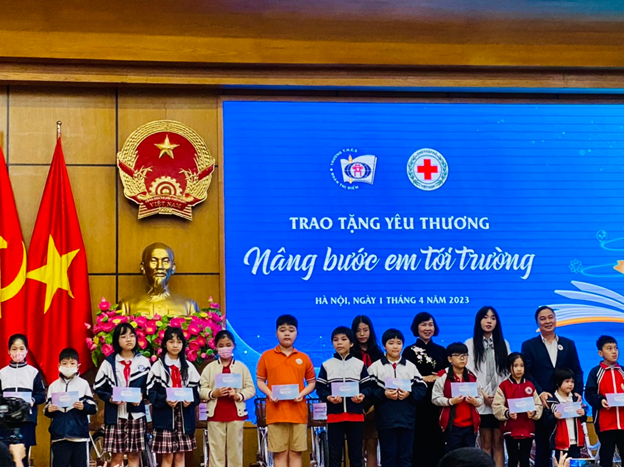 Chương trình “Trao tặng yêu thương – Nâng bước em tới trường” năm học 2022-2023