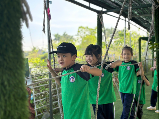 Học sinh khối 1 trường Tiểu học Đại Yên khám phá thế giới xanh tại khu Veco