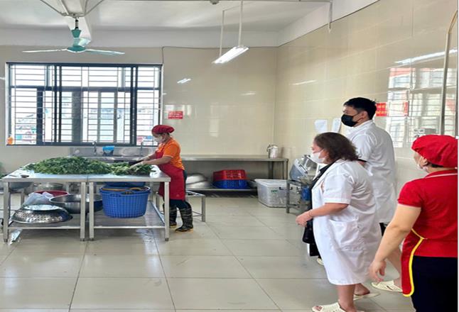 2025.09.Phụ huynh học sinh phối hợp kiểm tra giám sát bếp ăn bán trú