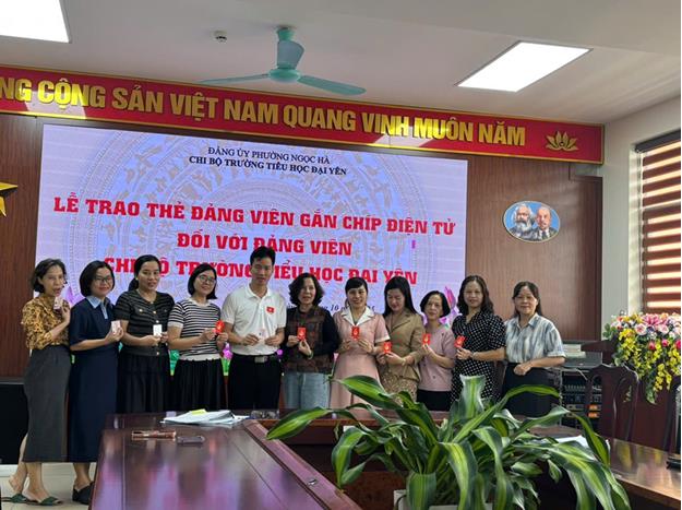 THẺ ĐẢNG VIÊN GẮN CHIP- BƯỚC CHUYỂN MÌNH MẠNH MẼ TRONG CÔNG TÁC XÂY DỰNG ĐẢNG