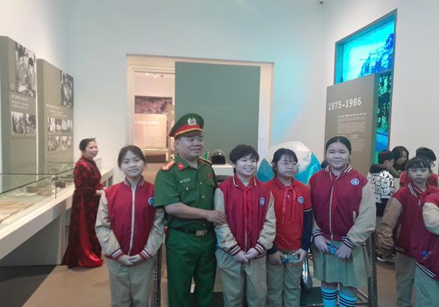 HỌC SINH KHỐI 5 TRƯỜNG TIỂU HỌC ĐẠI YÊN THAM QUAN  BẢO TÀNG CÔNG AN HÀ NỘI