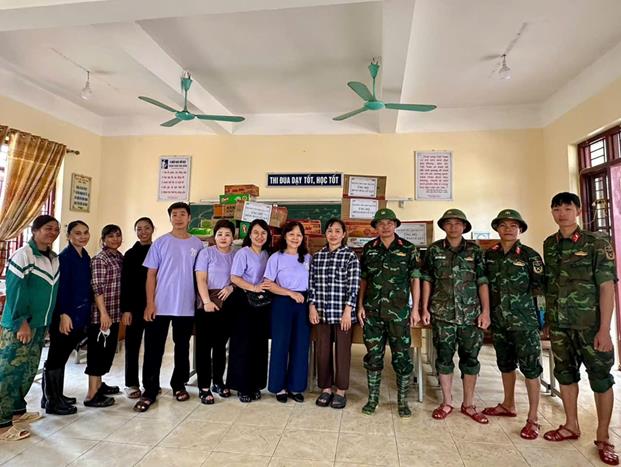 Báo đội số thứ 6: Áo xanh mang hơi ấm qua mùa lũ- Lời tri ân gửi những chiến sĩ tuyến đầu quả cảm giữa dòng nước xiết