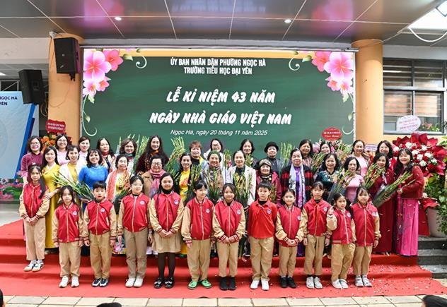 TRƯỜNG TIỂU HỌC ĐẠI YÊN LONG TRỌNG TỔ CHỨC GẶP MẶT, TRI ÂN GIÁO VIÊN HƯU TRÍ NHÂN KỶ NIỆM 43 NĂM NGÀY NHÀ GIÁO VIỆT NAM 20/11/2025