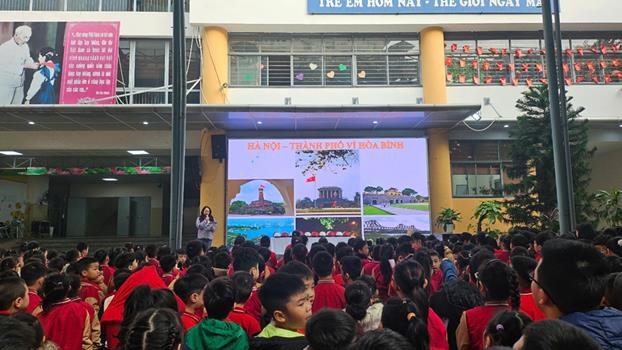 TỰ HÀO THỦ ĐÔ AN TOÀN, VĂN MINH  BÀI TRUYỀN THÔNG: SINH HOẠT DƯỚI CỜ TUẦN 13  Chủ điểm: HÀ NỘI - THÀNH PHỐ VÌ HÒA BÌNH