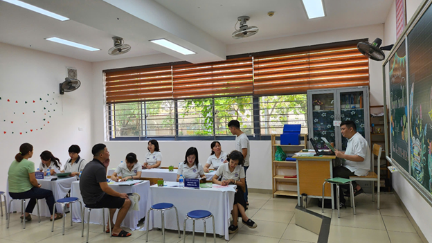 Trường Tiểu học Đại Yên Hân hoan đón tiếp phụ huynh, học sinh đến tuyển sinh trực tiếp (12/7/2025)