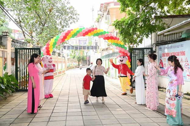 Cùng con đến trường- Tác giả Cao Bộ – Phụ huynh lớp 1A3