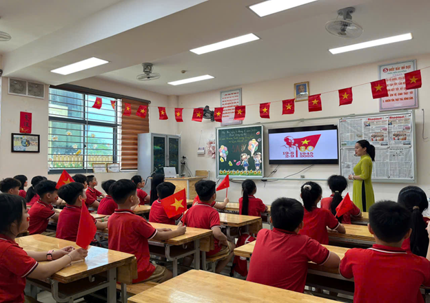 Học sinh khối 5 hân hoan chào đón đại lễ - Tác giả Thảo Đan lớp 5A5