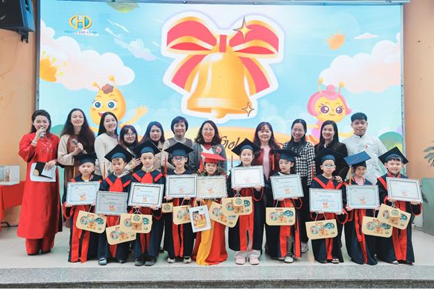 HỌC SINH KHỐI 1 TRƯỜNG TIỂU HỌC ĐẠI YÊN HÀO HỨNG THAM GIA SÂN CHƠI “RUNG CHUÔNG VÀNG TIẾNG ANH”