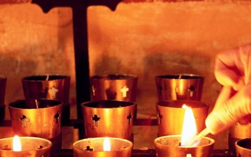 Đốt nến để tưởng nhớ người đã mất