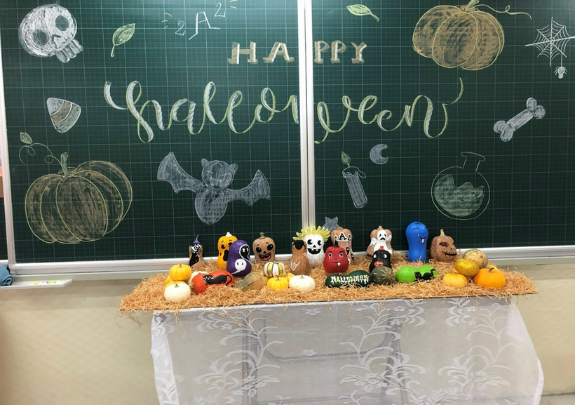 A group of toys on a tableDescription automatically generated with low confidence