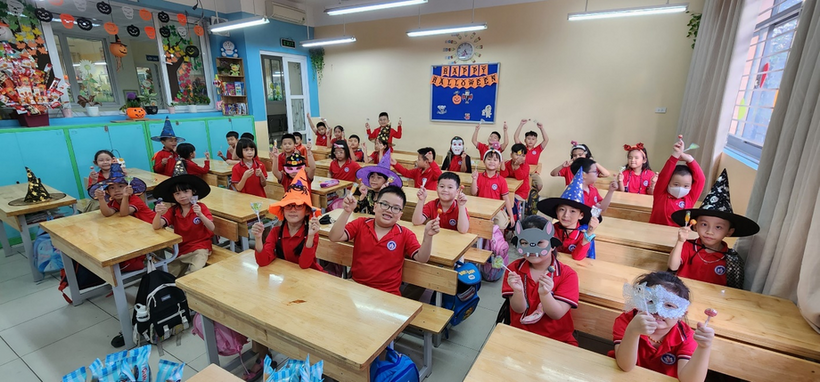 A group of children in a classroomDescription automatically generated with medium confidence