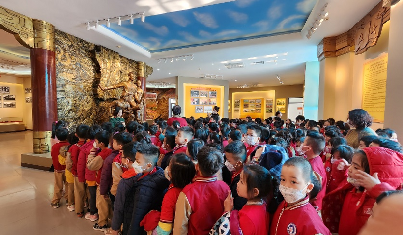 A group of people in a roomDescription automatically generated with medium confidence