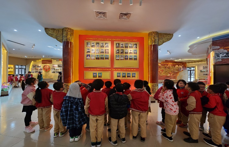 A group of people standing in a hallwayDescription automatically generated with low confidence