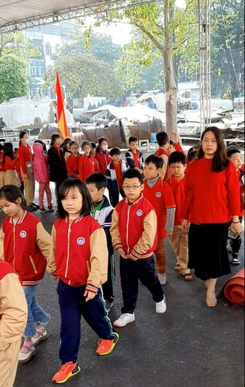 A picture containing person, group, tree, outdoor
Description automatically generated