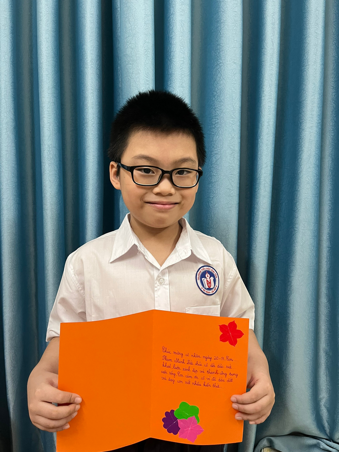 A child holding a book

Description automatically generated with low confidence