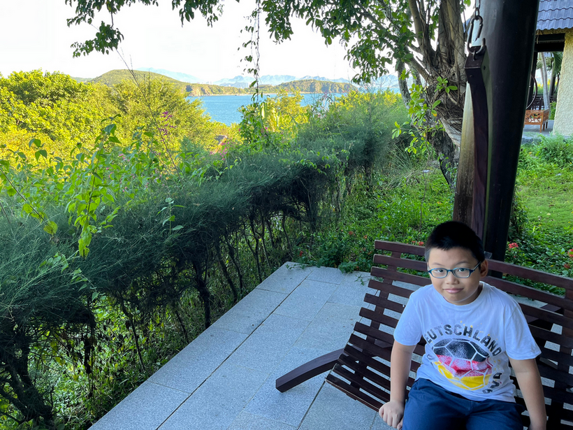 A child sitting on a bench
Description automatically generated with medium confidence