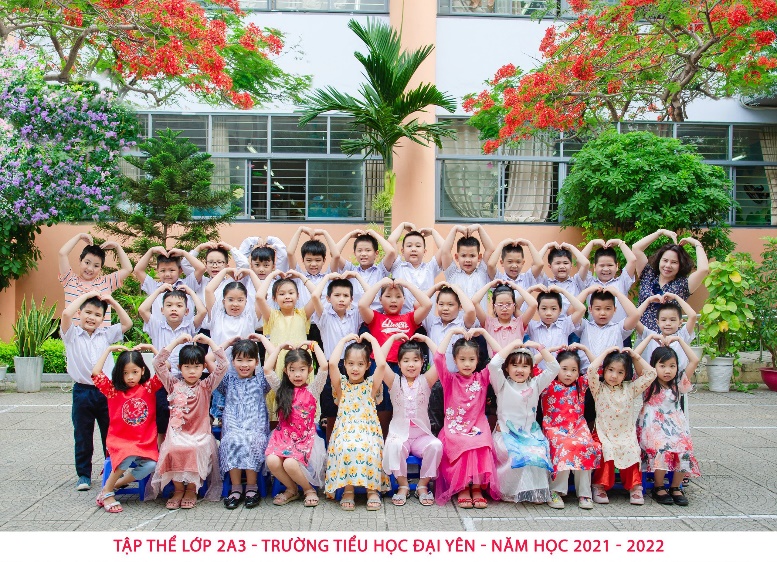A group of children posing for a photo
Description automatically generated with medium confidence