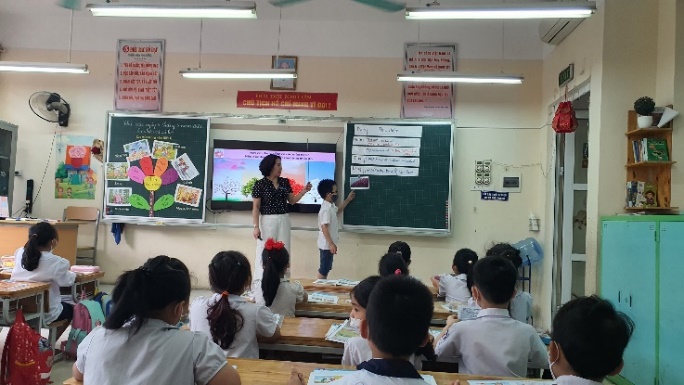 A group of people in a classroom
Description automatically generated with medium confidence