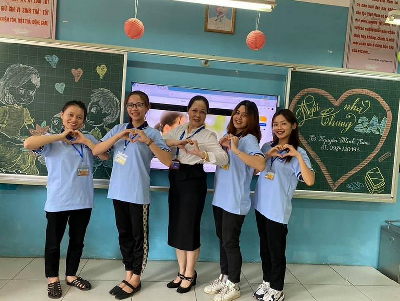 A group of people posing for a photo
Description automatically generated with medium confidence