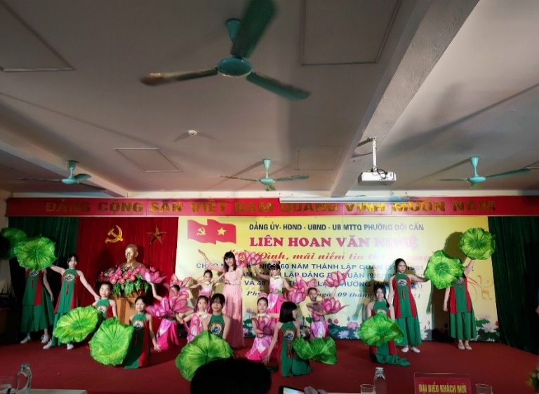 A picture containing text, ceiling, indoor, several
Description automatically generated