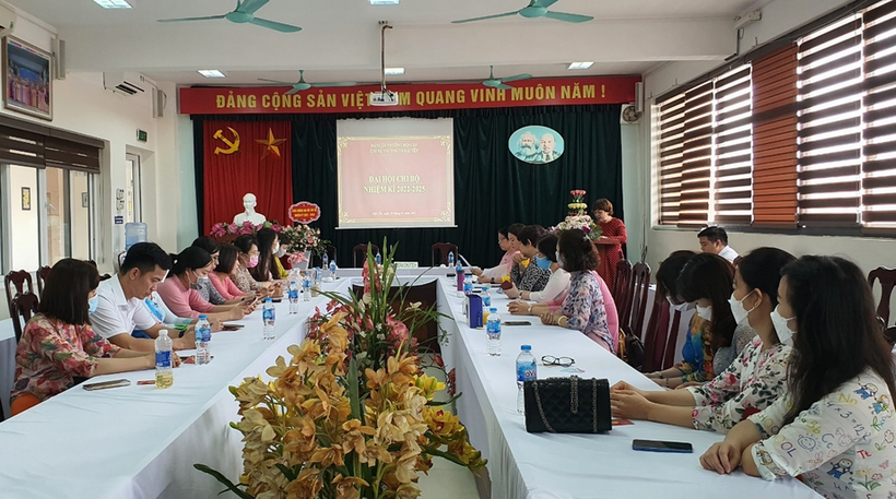 A picture containing indoor, ceiling
Description automatically generated