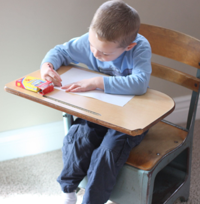 Bắt đầu tạo thói quen ngồi vào bàn học.