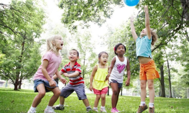 Trẻ thích các kỹ năng hoạt động, chơi cùng nhóm bạn.