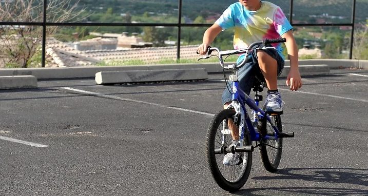 Làm thế nào để có thể đi bằng một tay ? - Xe đạp thế giới