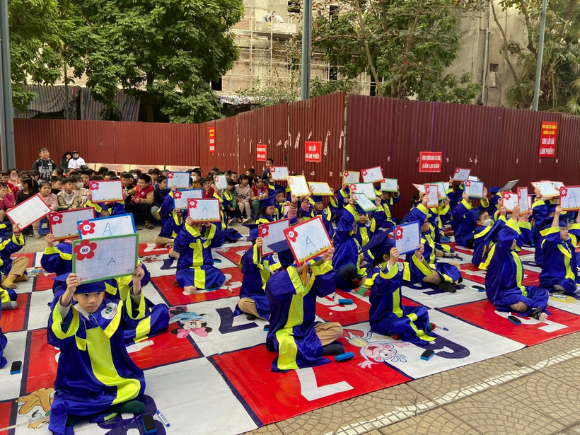 A picture containing tree, group
Description automatically generated