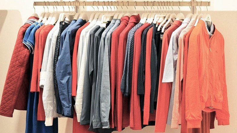 Cho đi quần áo cũ không sử dụng