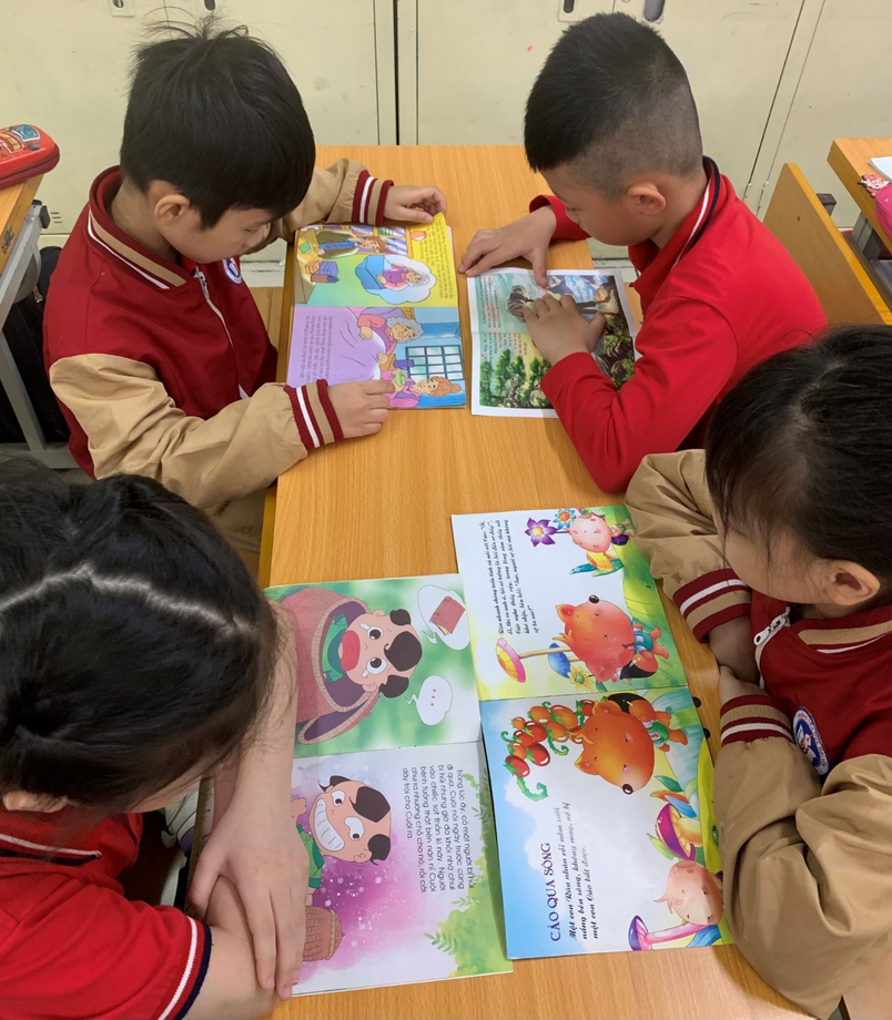 Ảnh có chứa người, trẻ em, cậu bé, trẻ
Mô tả được tạo tự động