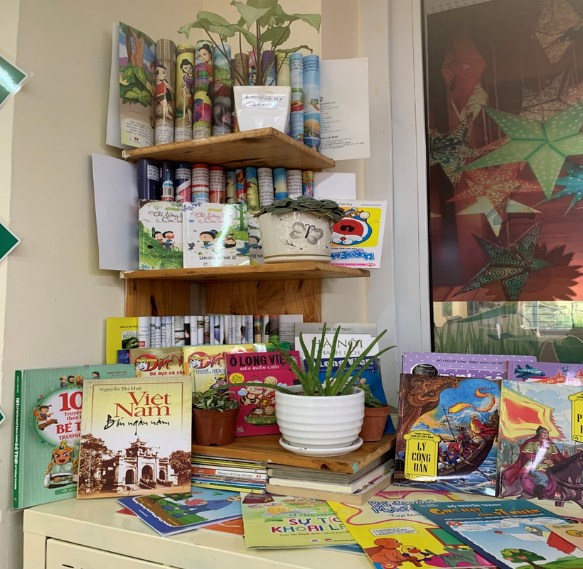 Ảnh có chứa văn bản, trong nhà, được trang trí, đầy màu sắc
Mô tả được tạo tự động